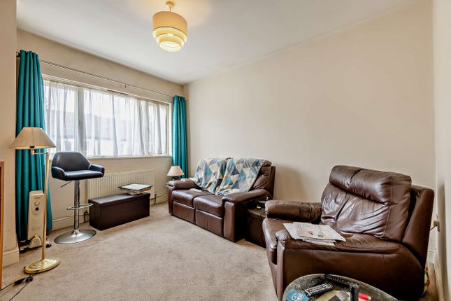 Upper Flat, 132, Rainham Road, Chatham photo 2
