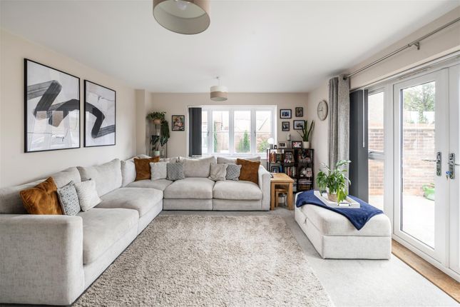 38, Moy Green Drive, Horley photo 4