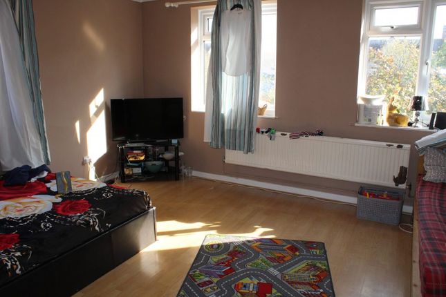 FLAT 5, 24-26, THE BROADWAY, THATCHAM photo 3
