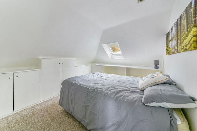 Flat to rent in Second Avenue, London