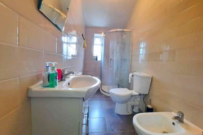 10, Lansbury Avenue, Feltham photo 5