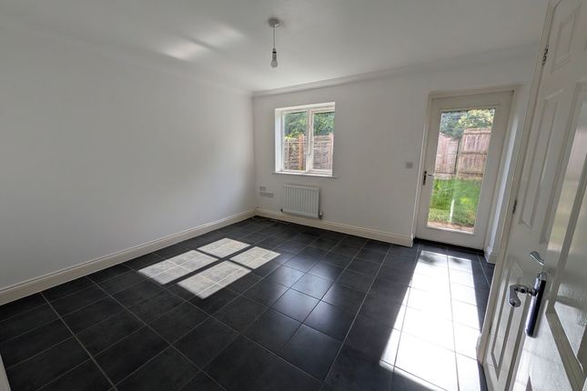 8 Warren Avenue, Saxmundham photo 4