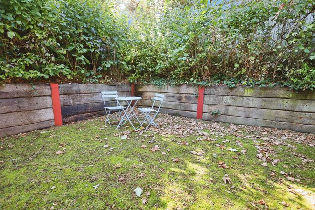3 Fraser Court, Bournemouth photo 2