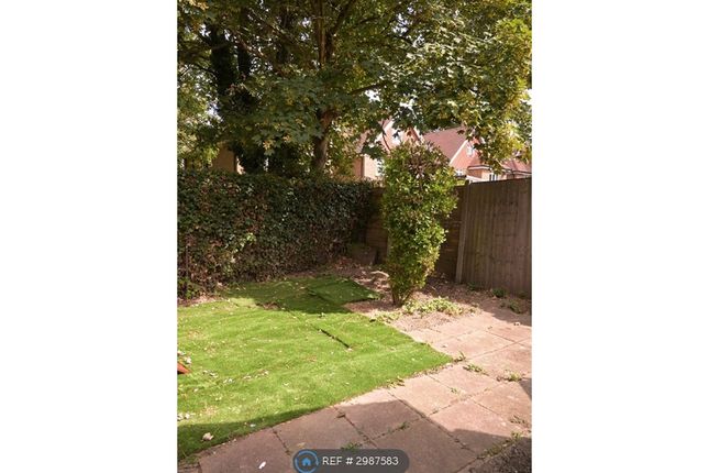 Massetts Road, Horley photo 2
