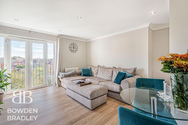 31 Ravenoak Way, Chigwell photo 2