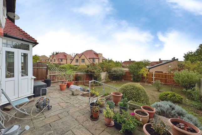 32 Hillside Gardens, Edgware photo 4