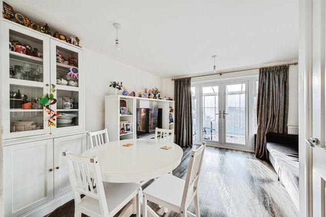 35, Kestrel Crescent, Witney photo 4