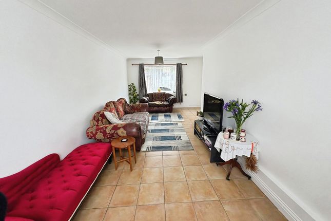 4, Potters Crescent, Ash photo 3
