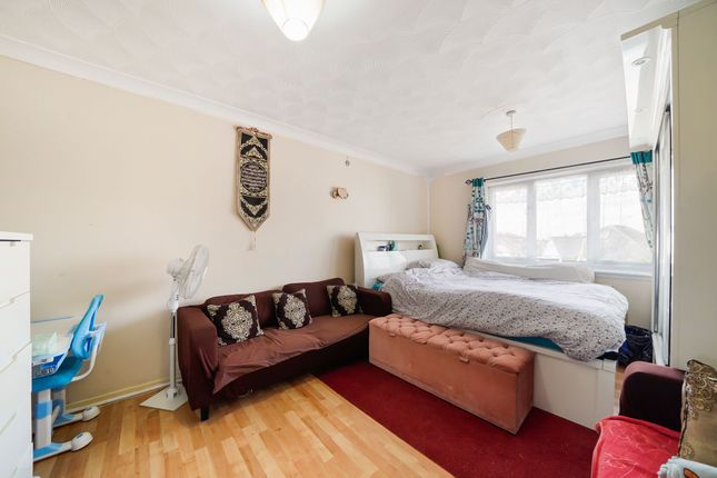 9 Chadview Court Chadwell Heath Lane, Romford photo 3