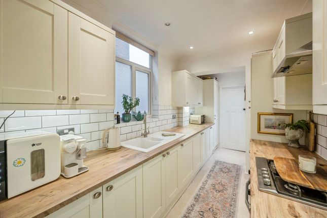 4, Dell Crescent, Doncaster photo 3
