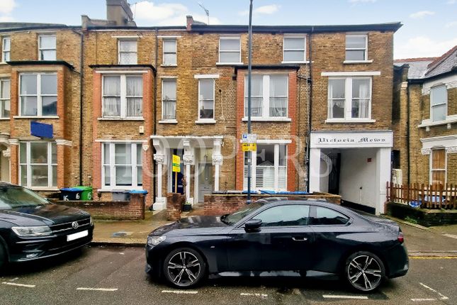 Thumbnail Flat to rent in Charteris Road, London
