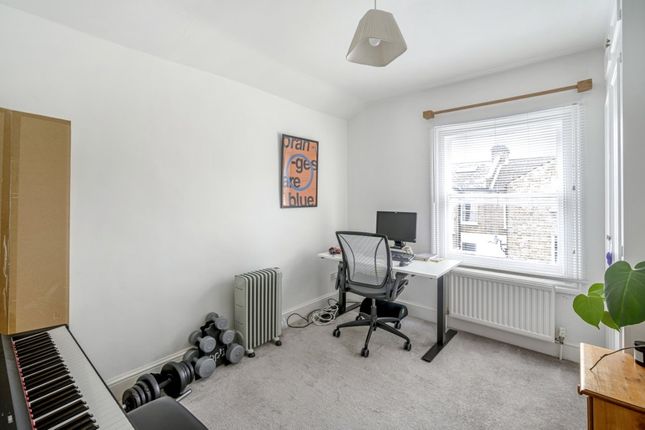 Top Floor Flat, 17, Solon Road, London photo 3