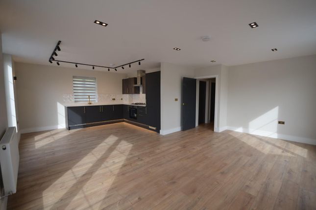 Flat to rent in Lawns Court, The Avenue, Wembley