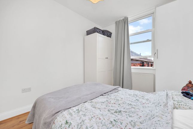 75b Cricklewood Broadway, London photo 3