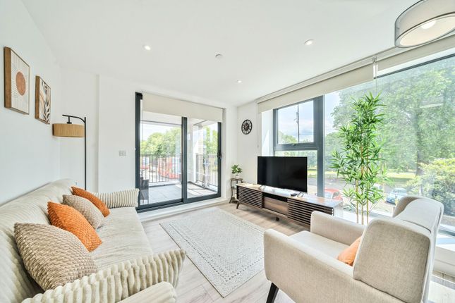 3-bed flat on Hillreach, Woolwich, £350,000
