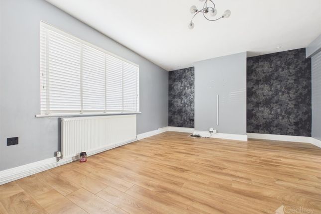 144, Ferrier Road, Chells, Stevenage photo 3