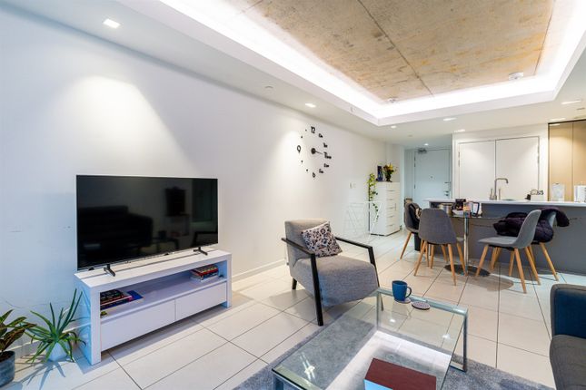 5, Apt 104 Hoola (East Tower), Tidal Basin Rd, London photo 4