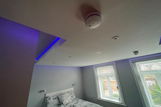 Room 5, 20 Maple Road, Poole photo 5