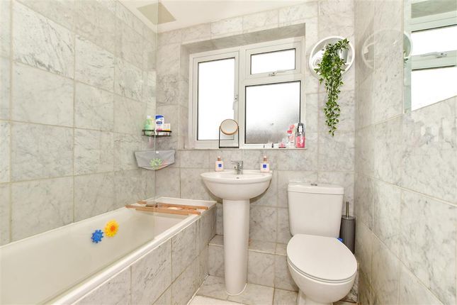 Flat for sale in Horn Lane, Woodford Green, Essex
