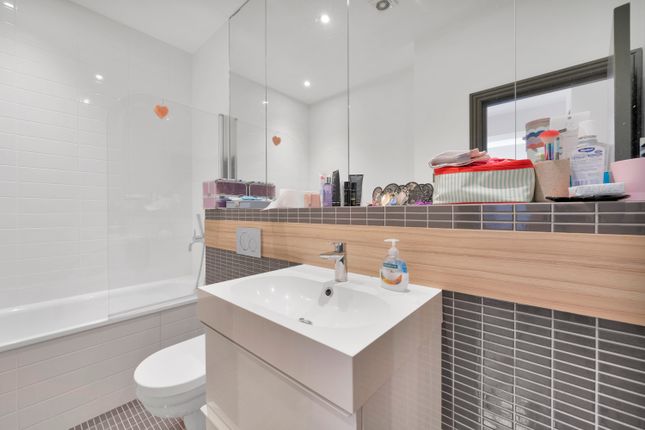 Flat for sale in Buxton Gardens, London
