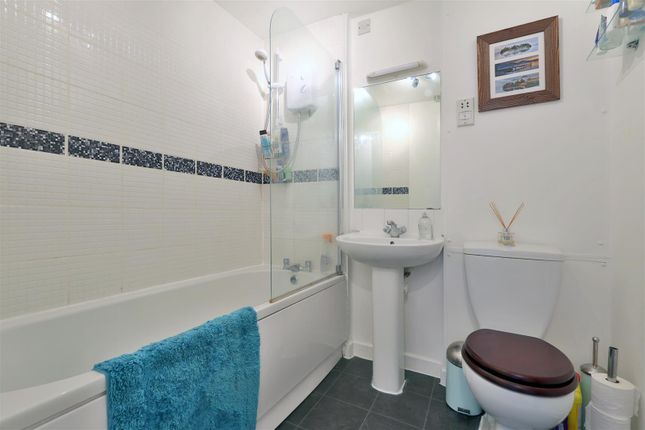 Flat to rent in City View House, Bethnal Green Road, London