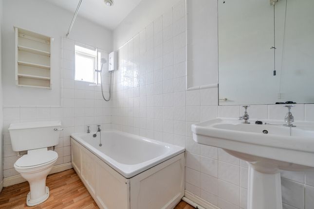 Second Floor Flat, 13, St. Johns Square, West Yorkshire photo 4