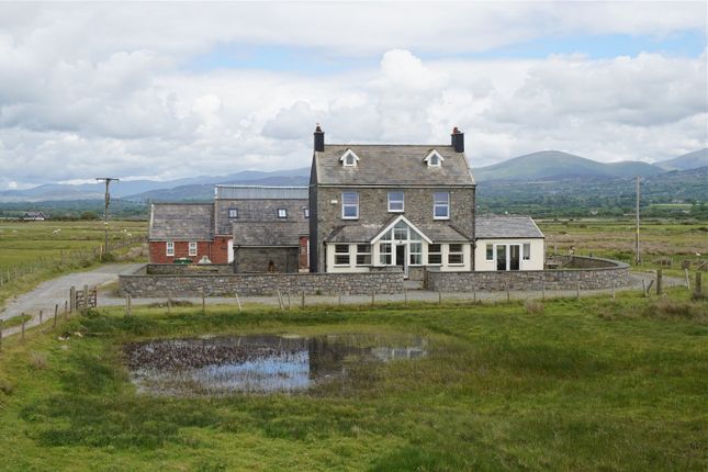 Thumbnail Detached house for sale in Dinas Dinlle, Caernarfon