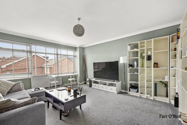 16, Cedar Close, Buckhurst Hill photo 2