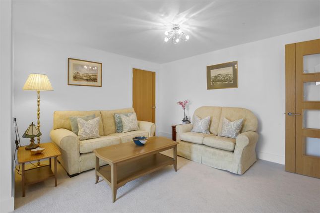 Flat 32, Elles House, Shotfield, Wallington photo 4
