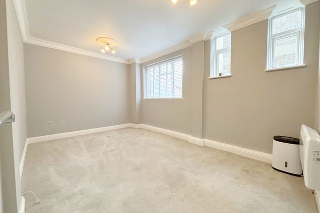 Flat to rent in Crown Street, Brentwood CM14