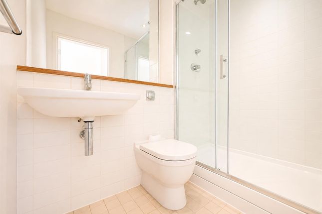 Flat 48, Azure Court, Elvedon Road, Feltham photo 4
