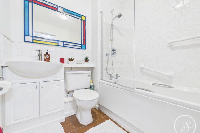 46, Laurel Hill Way, Leeds photo 4