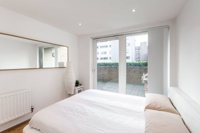 Flat to rent in Battersea Park Road, Battersea, London