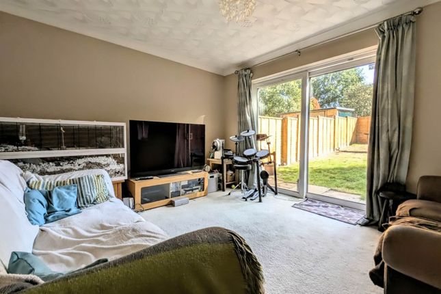28, York Close, Bordon photo 2