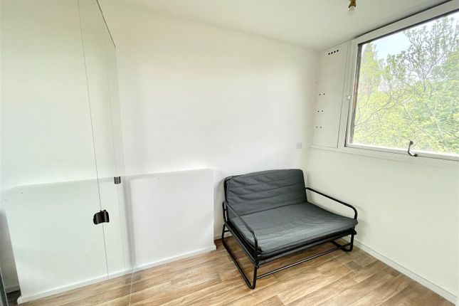 Flat to rent in Vauxhall Bridge Road, Pimlico, London