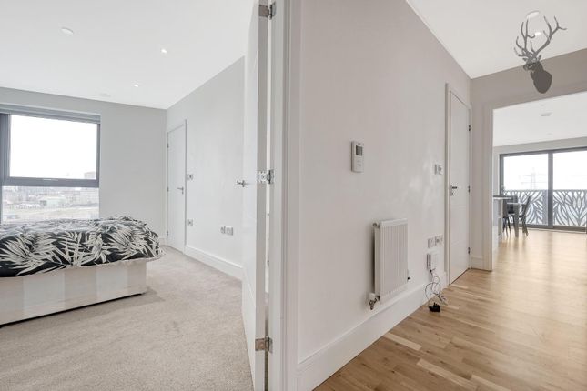 Flat to rent in Leven Road, London
