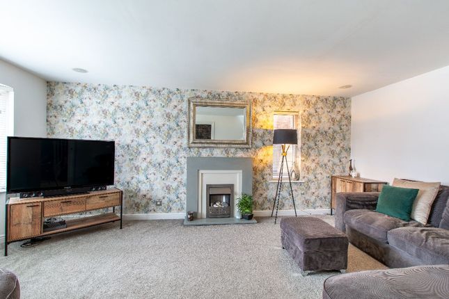 3 Adwalton Green, Drighlington photo 3