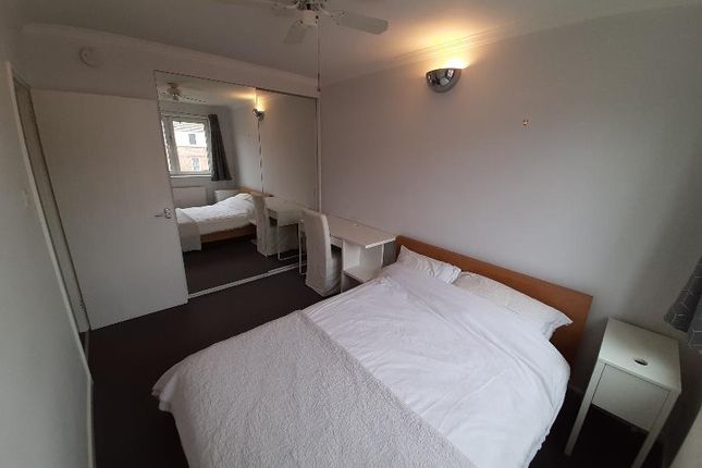 Flat 15, Trotwood House, Wilson Grove, London photo 5