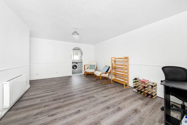 Flat for sale in Orchard Grove, Anerley, London