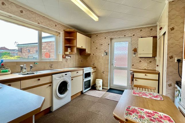 6 Pembroke Close, Taunton photo 3