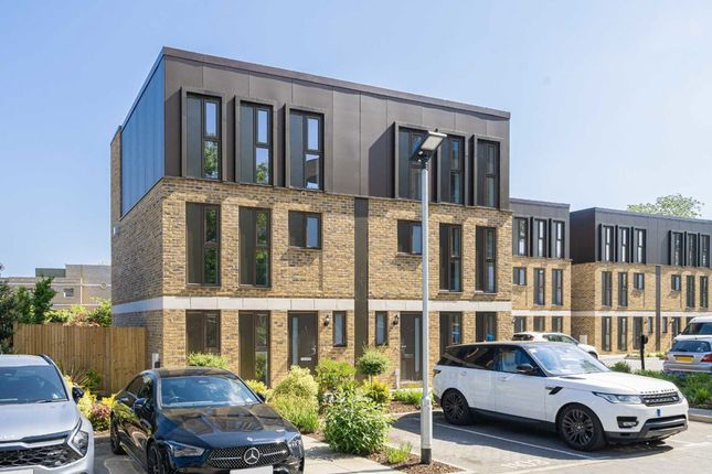 4-bed house on Hexham 2,, Walton Court Gardens, Walton On Thames, £750,000