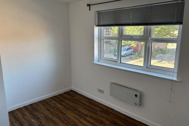 59, Littlebrook Avenue, Slough photo 5