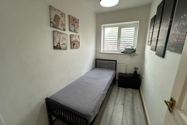 22, Cranston Grove, Cheadle photo 3