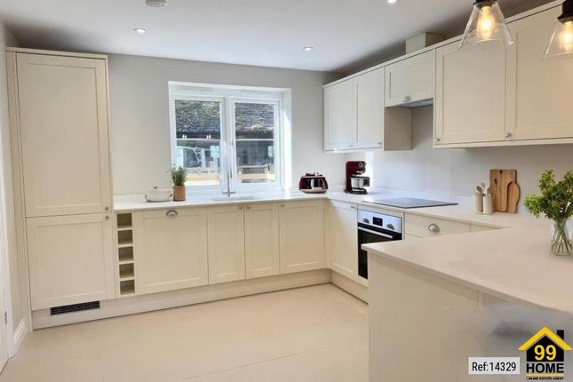 Manor Cottages, Thame Road, Long Crendon photo 2