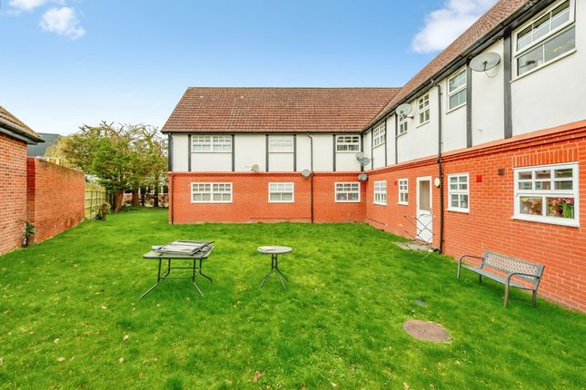Flat 6, Westside House, Dunraven Avenue, Redhill photo 2