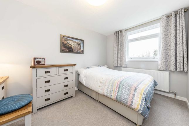 Flat to rent in Eaton Rise, London