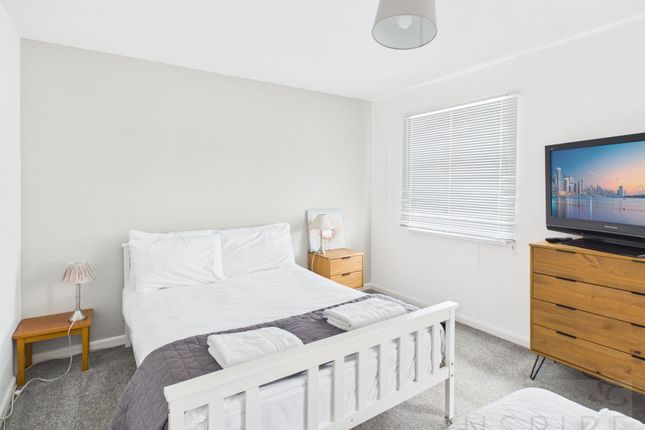 18 Newark Road, Crawley photo 3