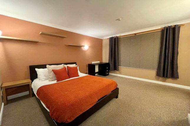 18, Pinefields Close, Crowthorne photo 2