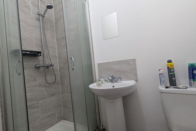 Flat 2, Swallow Hill, Leeds photo 3
