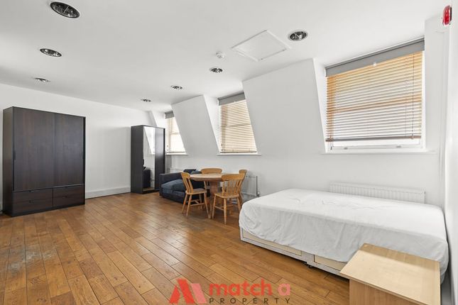Top Floor Studio Flat, St John Street, London photo 2